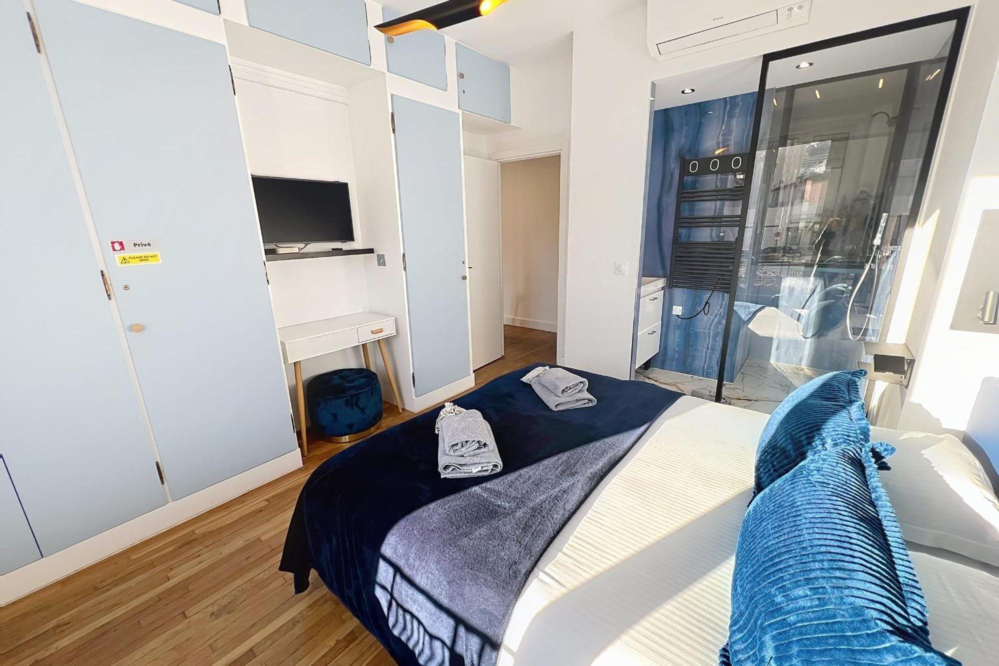 50 Shades Of Blue Modern & Stylish Croisette 2mn *